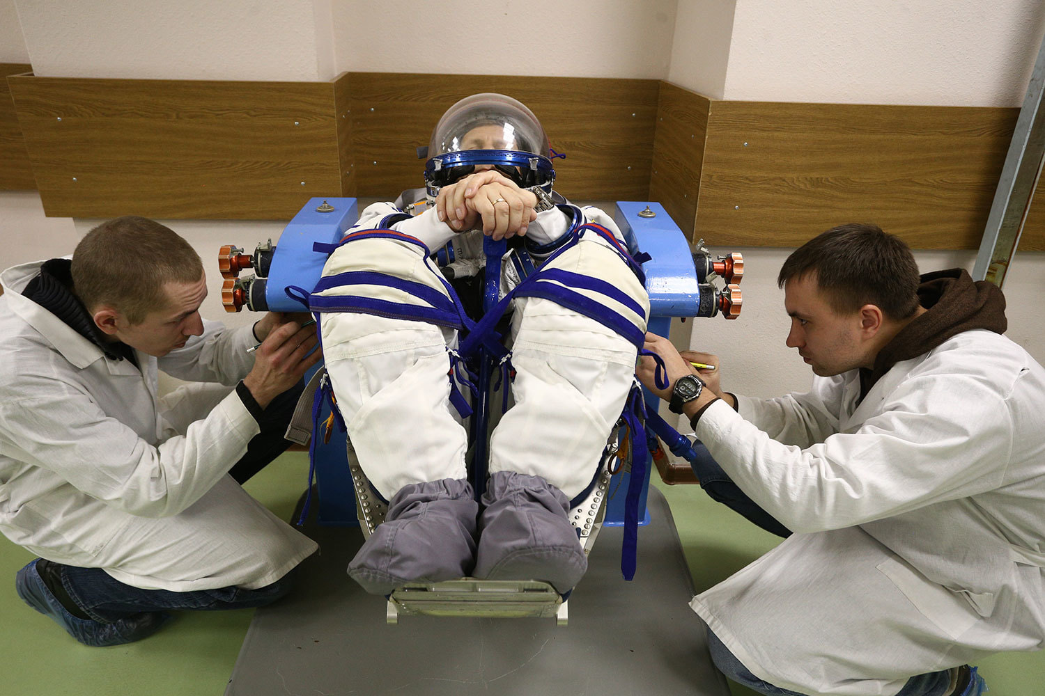 Космонавт, летящий в космос впервые, должен провести лежа в скафандре 125 минут – максимальное время нахождения в скафандре в случае нештатной ситуации. На Земле такая тренировка переносится труднее из-за силы притяжения