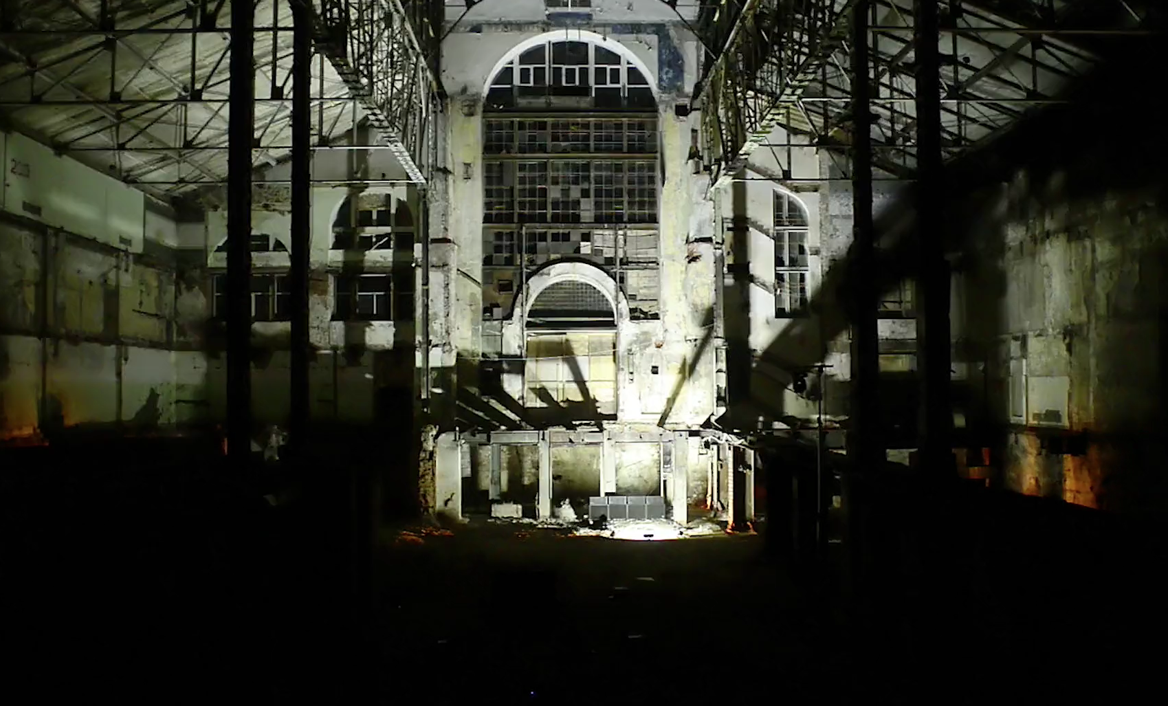 Инсталляция музыканта и художника Тео Берта в пространстве ГЭС-2 в рамках проекта «Геометрия настоящего»