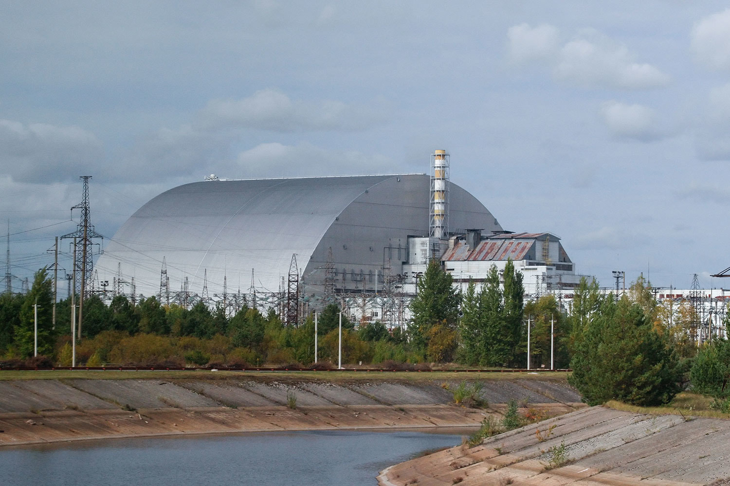 Взрыв в реакторе на Чернобыльской АЭС произошел 26 апреля 1986 г., радиоактивному загрязнению подверглось 155 000 кв. км территории бывшего СССР с населением почти 7 млн человек. Вскоре после аварии на наиболее пострадавшей территории в 30 км от атомной станции была установлена зона отчуждения. По данным экспертов, в результате аварии на Чернобыльской АЭС суммарный выброс радиоактивных материалов составил около 50 млн кюри, что равнозначно последствиям взрыва 500 атомных бомб, сброшенных в 1945 г. на Хиросиму