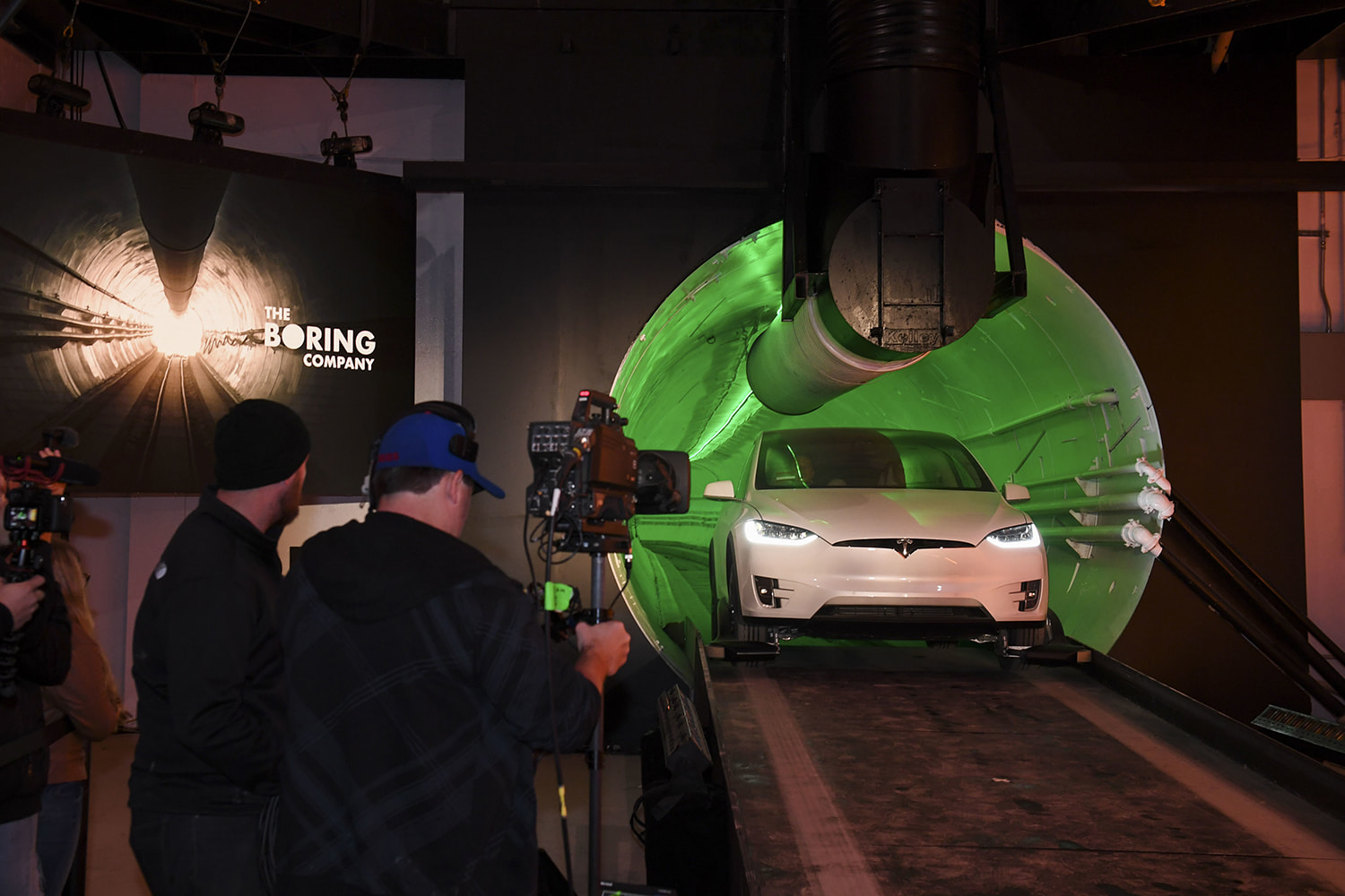 Основатель SpaceX и Tesla Илон Маск на торжественной церемонии открыл первый скоростной подземный тоннель под Лос-Анджелесом