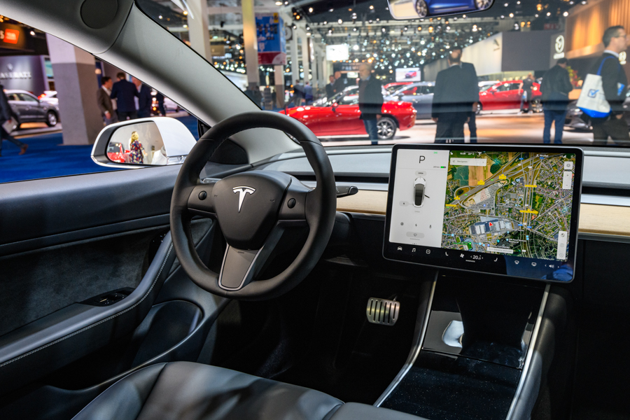 Tesla на полном автопилоте
