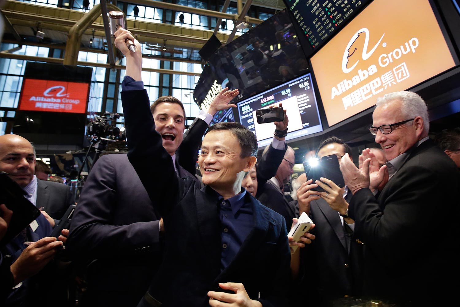 Alibaba Group (управляет несколькими структурами, например AliExpress, Tmall, Yahoo! China и Alipay; на фото в центре – основатель компании Джек Ма на бирже в Нью-Йорке перед IPO) – $25,03 млрд, 2014 г.
