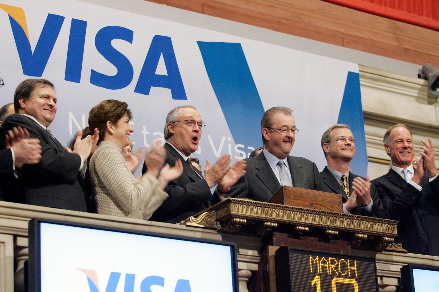Visa (платежная система; на фото – СЕО компании Джозеф Сандерс, третий справа) – $19,65 млрд, 2008 г.