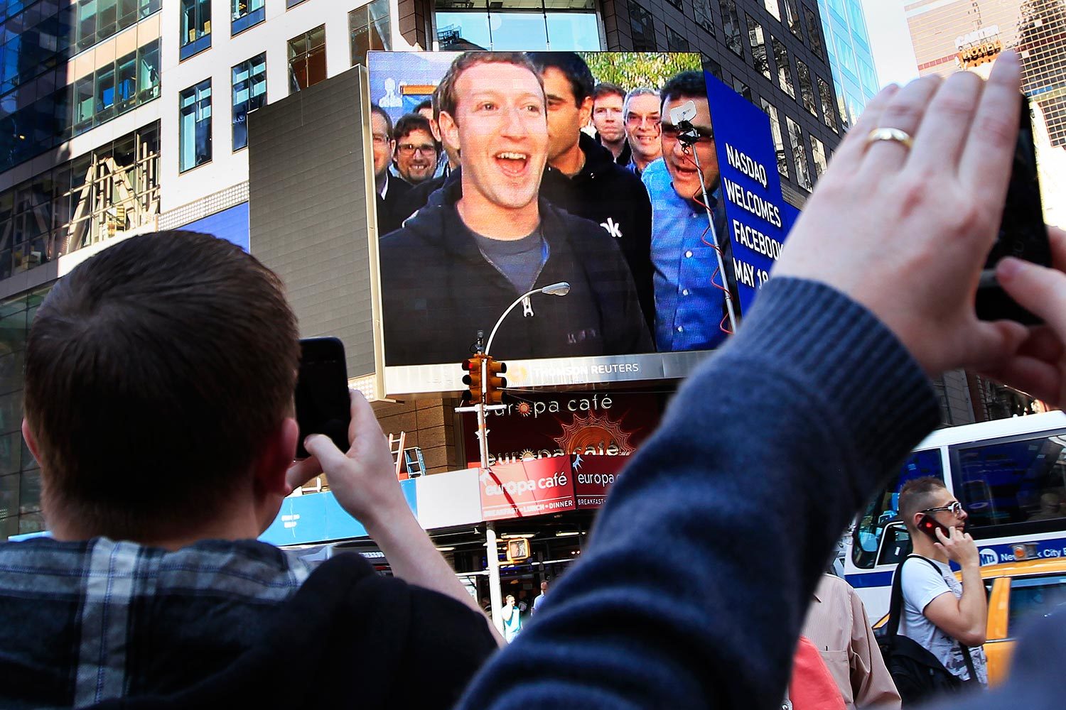  Facebook (во время IPO на экране биржи Нью-Йорка велась трансляция из штаб-квартиры компании, на фото – основатель соцсети Марк Цукерберг) – $16,01 млрд, 2012 г.